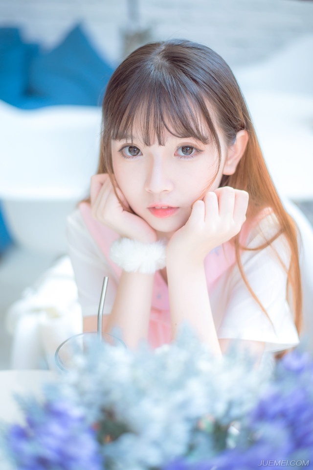 “好像蝉儿姐姐这些年也没变过，反倒是我们都快老了，你说是不是夫君偏心，传了蝉儿姐姐什么不传之秘？”小乔好奇道。